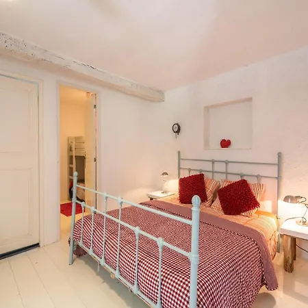 Tasteful In With Private Terrace וילה Artigat